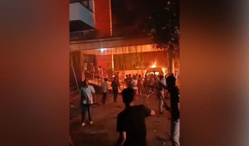 ড্যাফোডিল ও সিটি ইউনিভার্সিটির শিক্ষার্থীদের মধ্যে রাতভর সংঘর্ষ 3 ড্যাফোডিল ও সিটি ইউনিভার্সিটির শিক্ষার্থীদের মধ্যে রাতভর সংঘর্ষ 1761548750 ড্যাফোডিল ও সিটি ইউনিভার্সিটির শিক্ষার্থীদের মধ্যে রাতভর সংঘর্ষ