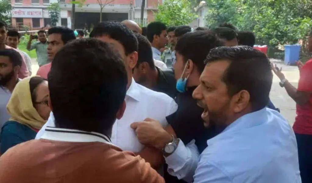ঢাকা কলেজে শিক্ষক-শিক্ষার্থী ধস্তাধস্তি 4 ঢাকা কলেজে শিক্ষক শিক্ষার্থী ধস্তাধস্তি 1760336852 ঢাকা কলেজে শিক্ষক-শিক্ষার্থী ধস্তাধস্তি