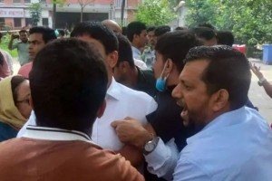 ঢাকা কলেজে শিক্ষক-শিক্ষার্থী ধস্তাধস্তি
