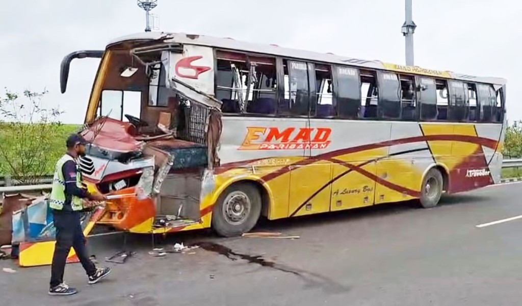 ঢাকা-মাওয়া মহাসড়কে দাঁড়িয়ে থাকা হানিফ পরিবহনে সজোরে ধাক্কা, নিহত ১ 3 ঢাকা মাওয়া এক্সপ্রেসওয়েতে থেমে থাকা হানিফ পরিবহনে দ্রুতগামী বাসের ধাক্কা নিহত ১ 1759647587 ঢাকা-মাওয়া মহাসড়কে দাঁড়িয়ে থাকা হানিফ পরিবহনে সজোরে ধাক্কা, নিহত ১