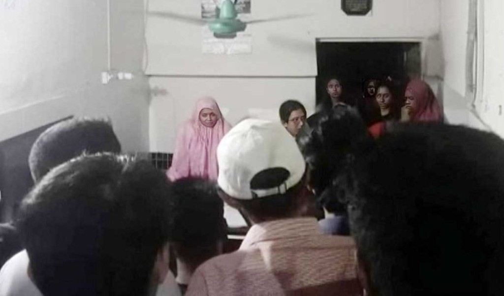 ঢাবির ছাত্রীকে মারধরের অভিযোগে হোস্টেল পরিচালক গ্রেপ্তার 3 ঢাবির ছাত্রীকে মারধরের অভিযোগে হোস্টেল পরিচালক গ্রেপ্তার 1759926291 ঢাবির ছাত্রীকে মারধরের অভিযোগে হোস্টেল পরিচালক গ্রেপ্তার