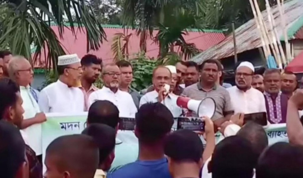 তিন সাংবাদিকের হাত কেটে নেওয়ার হুমকি বিএনপি নেতার, ভিডিও ভাইরাল 4 তিন সাংবাদিকের হাত কেটে নেওয়ার হুমকি বিএনপি নেতার ভিডিও ভাইরাল 1760249834 তিন সাংবাদিকের হাত কেটে নেওয়ার হুমকি বিএনপি নেতার, ভিডিও ভাইরাল