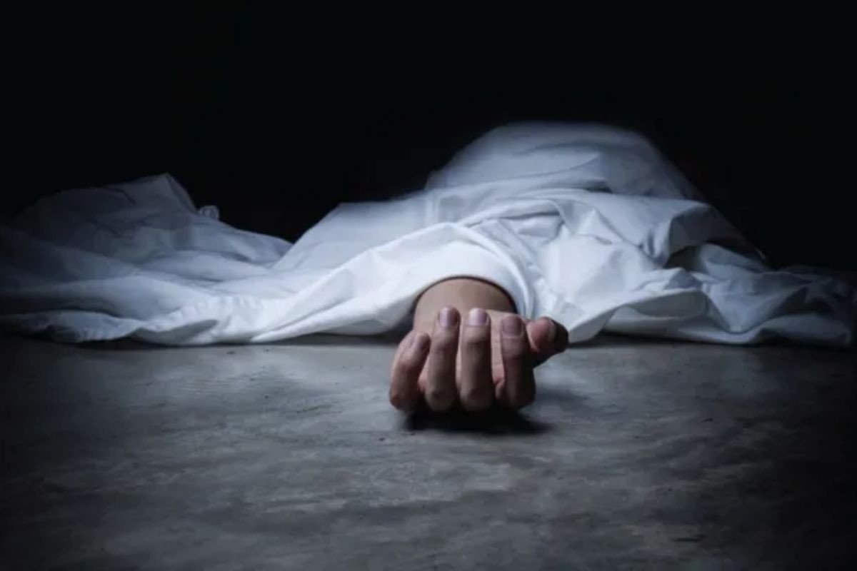 তেলবাহী ট্যাংকারের ঝুলছিল যুবকের মরদেহ