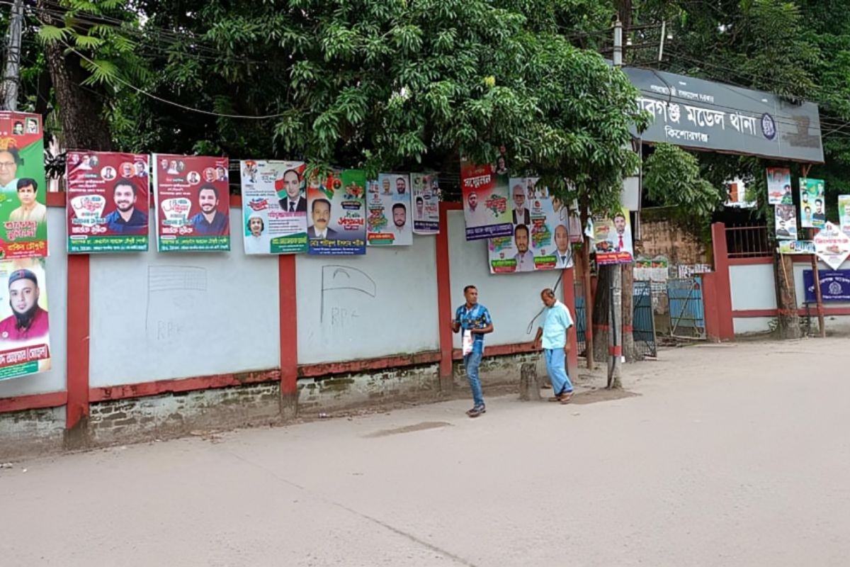 থানা নাকি বিএনপি অফিস তা চেনা দায়!