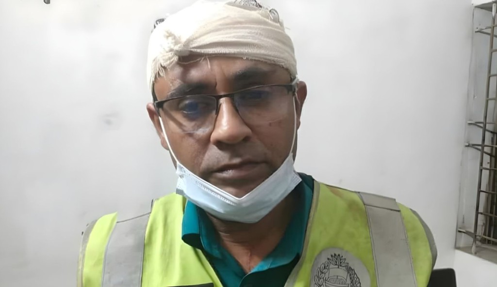 দায়িত্ব পালনকালে ট্রাফিক পুলিশের মাথা ফাটালেন অটোরিকশা চালক 3 দায়িত্ব পালনকালে ট্রাফিক পুলিশের মাথা ফাটালেন অটোরিকশা চালক 1760088599 দায়িত্ব পালনকালে ট্রাফিক পুলিশের মাথা ফাটালেন অটোরিকশা চালক