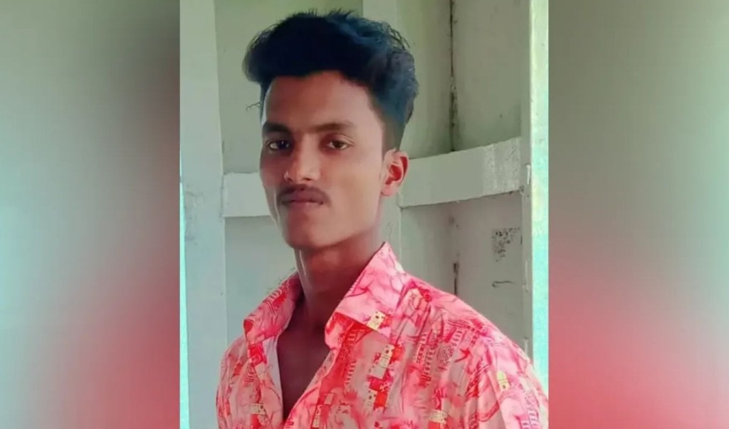 ১৩ দিনেও নিখোঁজ জেলের সন্ধান মেলেনি, বাবার আহাজারি 3 দিনেও নিখোঁজ জেলের সন্ধান মেলেনি বাবার আহাজারি 1761382159 ১৩ দিনেও নিখোঁজ জেলের সন্ধান মেলেনি, বাবার আহাজারি
