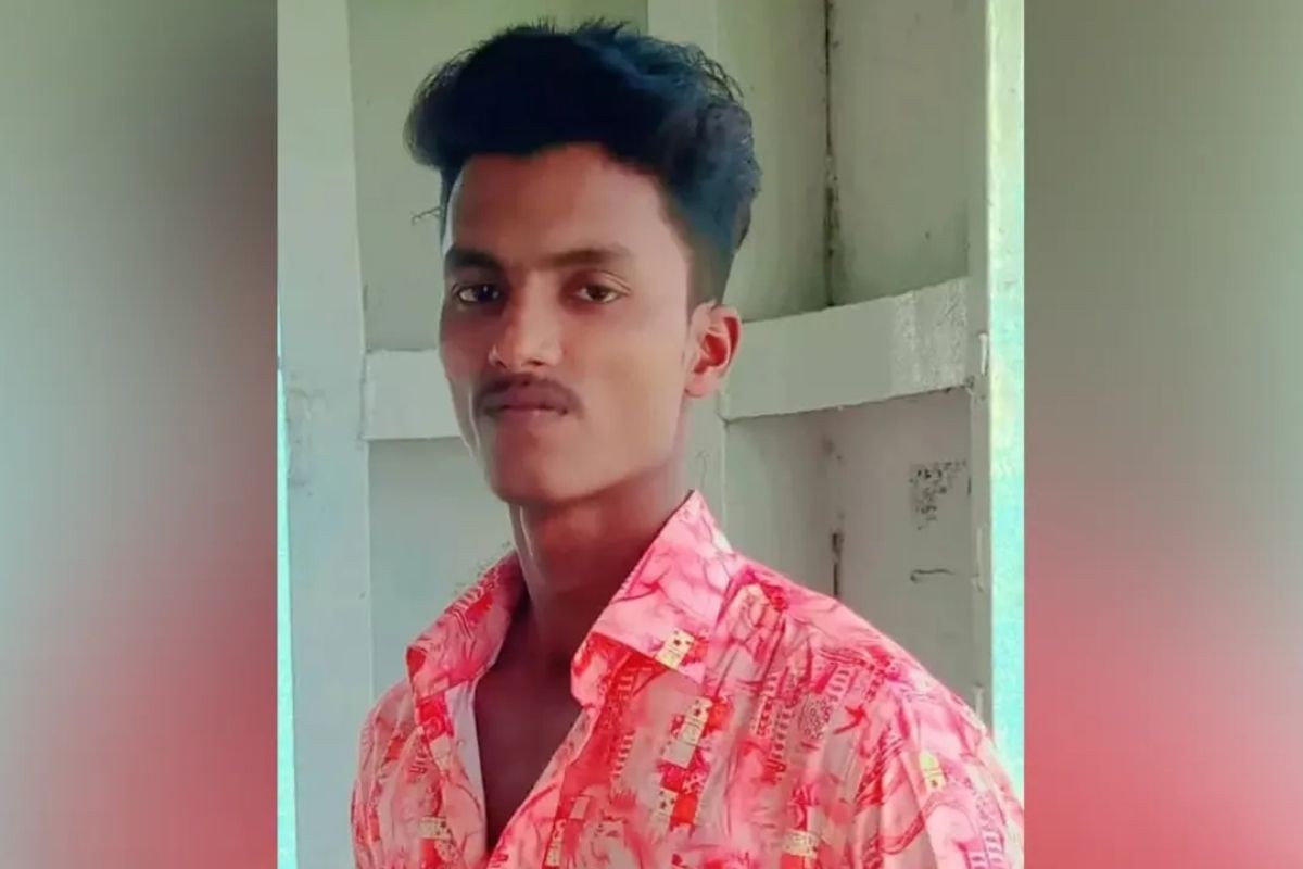 ১৩ দিনেও নিখোঁজ জেলের সন্ধান মেলেনি, বাবার আহাজারি
