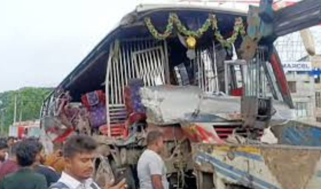দুই বাসের মুখোমুখি সংঘর্ষে নিহত ১, আহত ১৫ 4 দুই বাসের মুখোমুখি সংঘর্ষে নিহত ১ আহত ১৫ 1760518548 দুই বাসের মুখোমুখি সংঘর্ষে নিহত ১, আহত ১৫