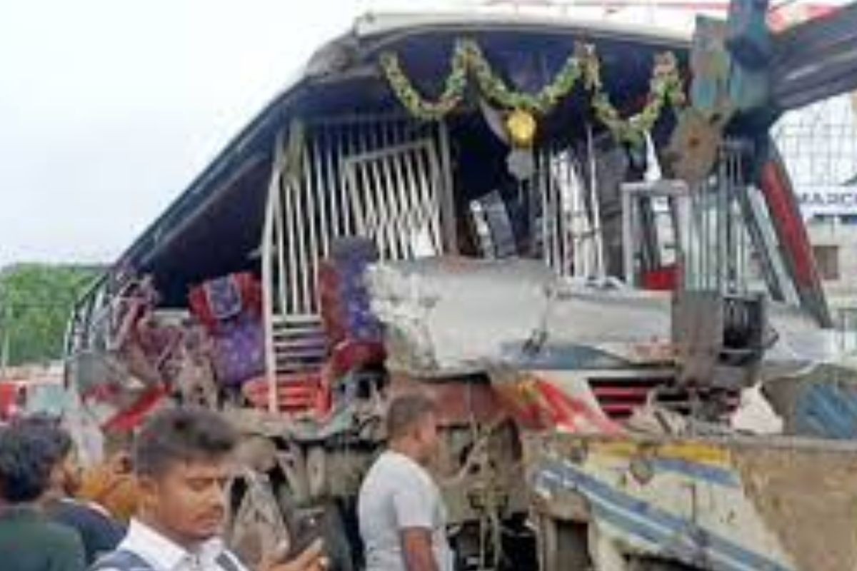 দুই বাসের মুখোমুখি সংঘর্ষে নিহত ১, আহত ১৫