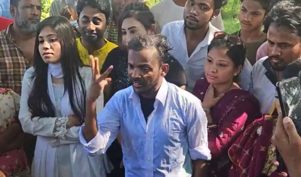 রিয়া মনিকে তালাকের পর দুধ দিয়ে গোসল করলেন হিরো আলম 3 দুধে গোসল করে রিয়া মনিকে তালাক হিরো আলমের 1760777266 রিয়া মনিকে তালাকের পর দুধ দিয়ে গোসল করলেন হিরো আলম