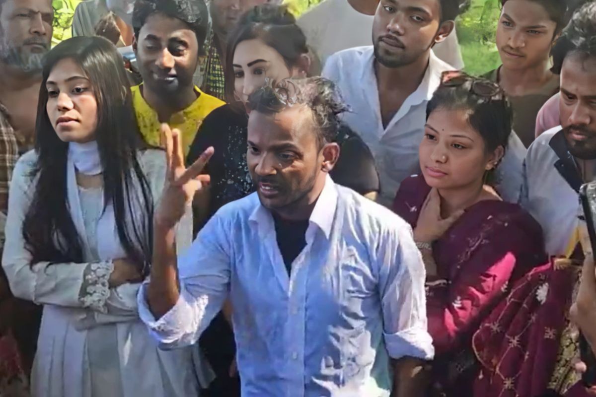 রিয়া মনিকে তালাকের পর দুধ দিয়ে গোসল করলেন হিরো আলম