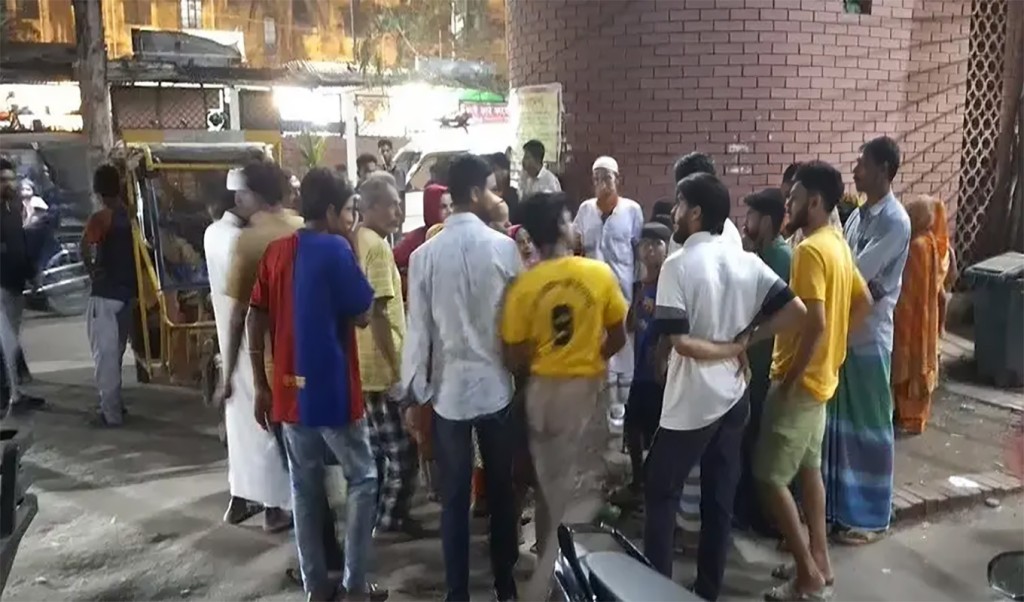 ধর্ষণচেষ্টার অভিযোগে যুবককে বাসা থেকে তুলে নিয়ে পিটিয়ে হত্যা 4 ধর্ষণচেষ্টার অভিযোগে যুবককে বাসা থেকে তুলে নিয়ে পিটিয়ে হত্যা 1761018718 ধর্ষণচেষ্টার অভিযোগে যুবককে বাসা থেকে তুলে নিয়ে পিটিয়ে হত্যা