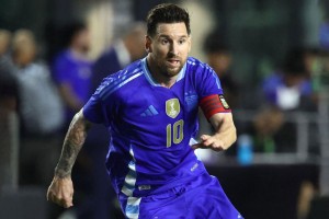 নতুন ফুটবল তারকার খোঁজে মাঠে নামলেন লিওনেল মেসি