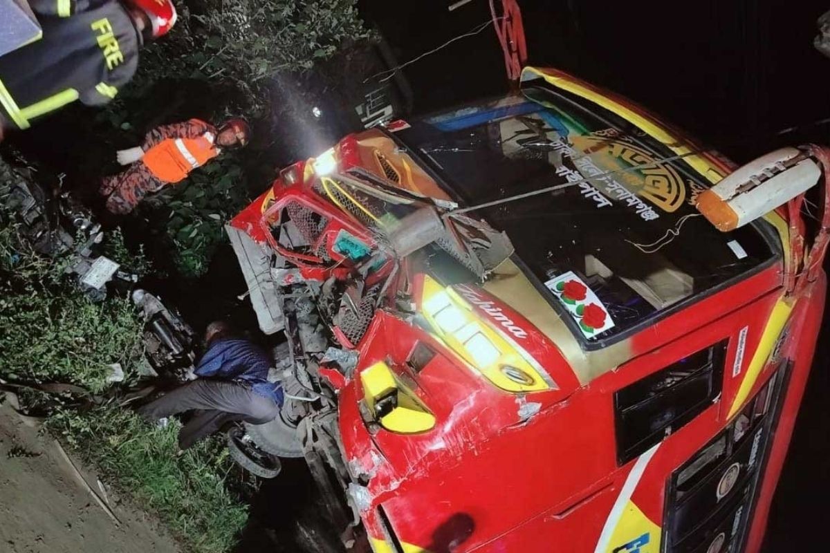নরসিংদীতে বাসচাপায় অটোচালকসহ নিহত ৩