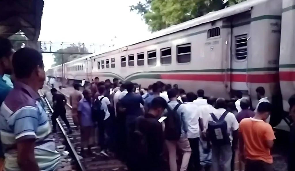 নাটোরে বাংলাবান্ধা এক্সপ্রেস ট্রেনে আগুন 3 নাটোরে বাংলাবান্ধা এক্সপ্রেস ট্রেনে আগুন 1759458545 নাটোরে বাংলাবান্ধা এক্সপ্রেস ট্রেনে আগুন