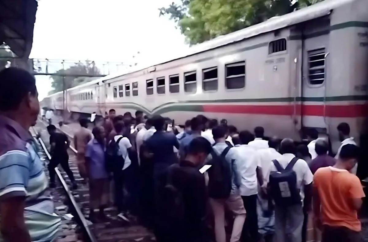 নাটোরে বাংলাবান্ধা এক্সপ্রেস ট্রেনে আগুন