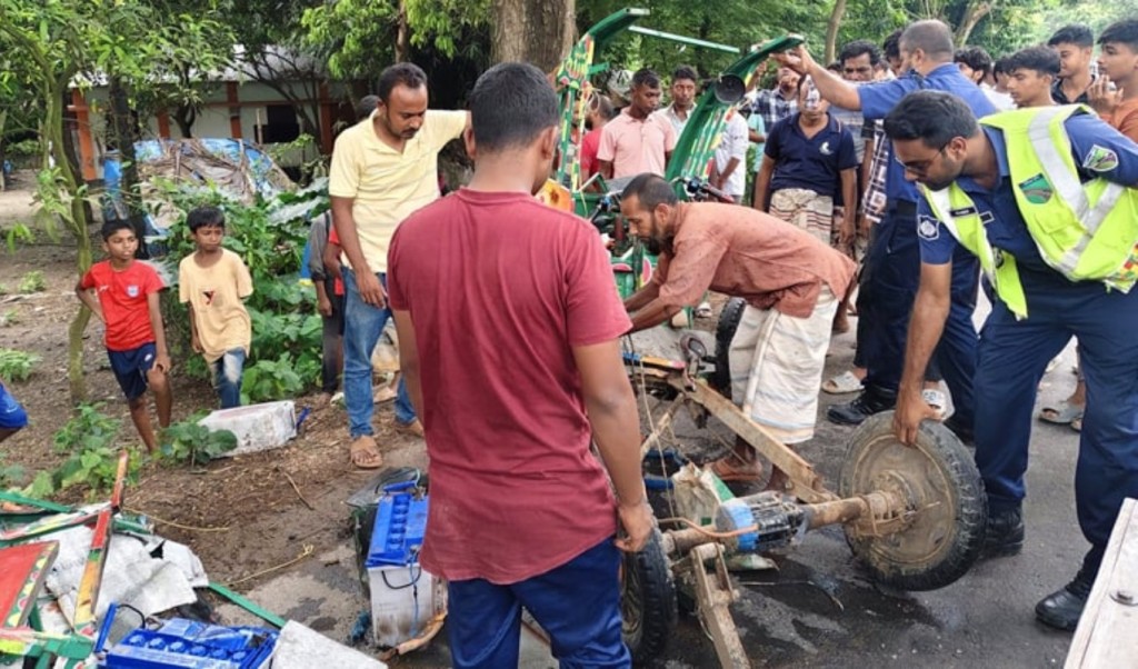 নাটোরে বাসের ধাক্কায় অটোরিকশার তিন যাত্রী নিহত 4 নাটোরে বাসের ধাক্কায় অটোরিকশার তিন যাত্রী নিহত 1759743408 নাটোরে বাসের ধাক্কায় অটোরিকশার তিন যাত্রী নিহত