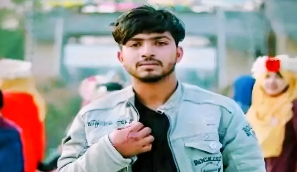 নিখোঁজের চারদিন পর ভ্যানচালকের অর্ধগলিত মরদেহ উদ্ধার 3 নিখোঁজের চারদিন পর ভ্যানচালকের অর্ধগলিত মরদেহ উদ্ধার 1760159695 নিখোঁজের চারদিন পর ভ্যানচালকের অর্ধগলিত মরদেহ উদ্ধার
