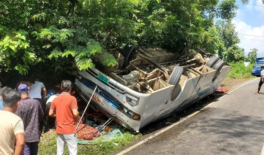 নিয়ন্ত্রণ হারিয়ে সড়কে উল্টে গেল বাস, নিহত ২ 4 নিয়ন্ত্রণ হারিয়ে সড়কে উল্টে গেল বাস নিহত ২ 1760694218 নিয়ন্ত্রণ হারিয়ে সড়কে উল্টে গেল বাস, নিহত ২