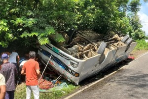 নিয়ন্ত্রণ হারিয়ে সড়কে উল্টে গেল বাস, নিহত ২