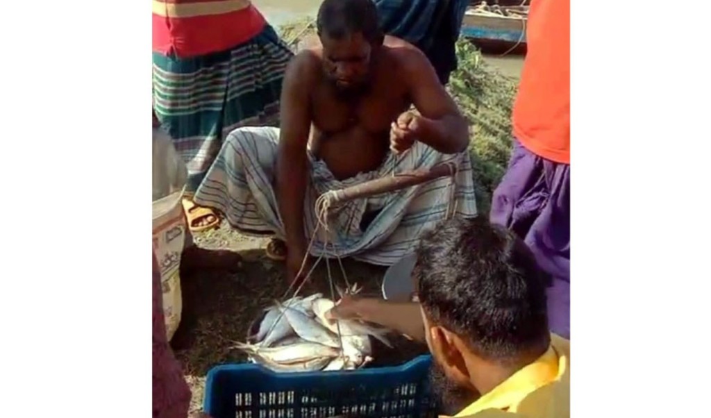 নিষেধাজ্ঞা উপেক্ষা করে চলছে অবৈধ ইলিশের হাট 4 নিষেধাজ্ঞা উপেক্ষা করে চলছে অবৈধ ইলিশের হাট 1760955266 নিষেধাজ্ঞা উপেক্ষা করে চলছে অবৈধ ইলিশের হাট
