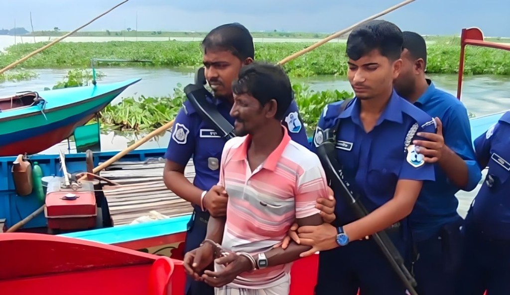 নৌপথে চাঁদাবাজির সময় গ্রেপ্তার ১ 3 নৌপথে চাঁদাবাজির সময় গ্রেপ্তার ১ 1759826272 নৌপথে চাঁদাবাজির সময় গ্রেপ্তার ১