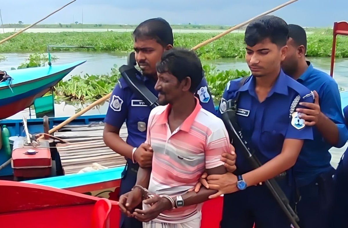 নৌপথে চাঁদাবাজির সময় গ্রেপ্তার ১