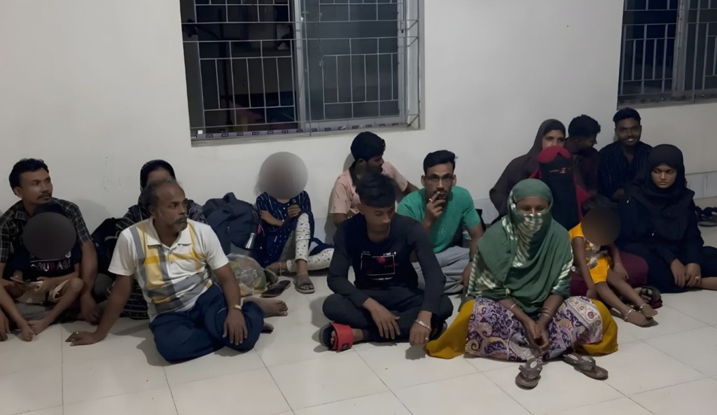 পতাকা বৈঠকে ১৬ বাংলাদেশিকে হস্তান্তর করলো বিএসএফ 3 পতাকা বৈঠকে ১৬ বাংলাদেশিকে হস্তান্তর করলো বিএসএফ 1760245807 পতাকা বৈঠকে ১৬ বাংলাদেশিকে হস্তান্তর করলো বিএসএফ