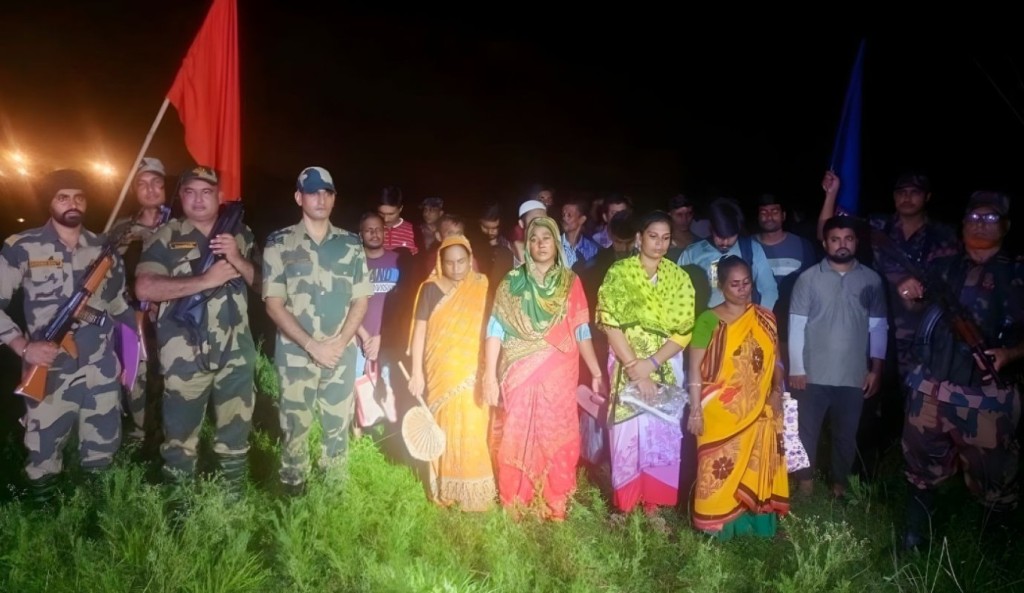পতাকা বৈঠকে ১৮ বাংলাদেশিকে ফেরত দিলো বিএসএফ 3 পতাকা বৈঠকে ১৮ বাংলাদেশিকে ফেরত দিলো বিএসএফ 1759991944 পতাকা বৈঠকে ১৮ বাংলাদেশিকে ফেরত দিলো বিএসএফ