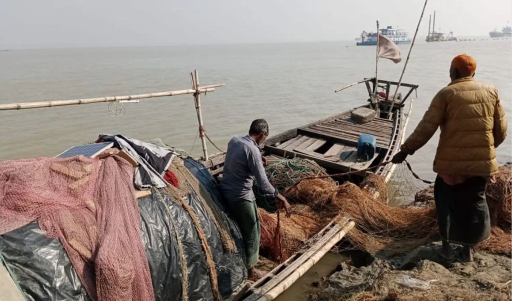 পদ্মায় প্রকাশ্যে ইলিশ শিকার, মিলছে হোম ডেলিভারিতে 4 পদ্মায় প্রকাশ্যে ইলিশ শিকার মিলছে হোম ডেলিভারিতে 1760017689 পদ্মায় প্রকাশ্যে ইলিশ শিকার, মিলছে হোম ডেলিভারিতে