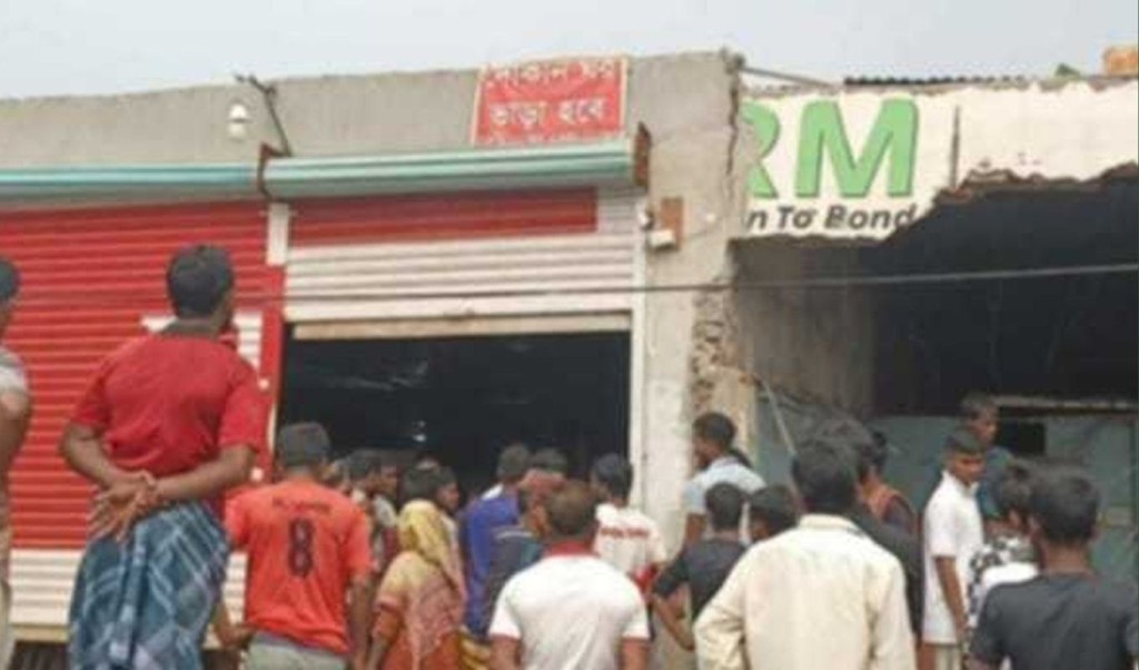 পরিত্যক্ত দোকান থেকে যুবকের মরদেহ উদ্ধার 3 পরিত্যক্ত দোকান থেকে যুবকের মরদেহ উদ্ধার 1760715002 পরিত্যক্ত দোকান থেকে যুবকের মরদেহ উদ্ধার