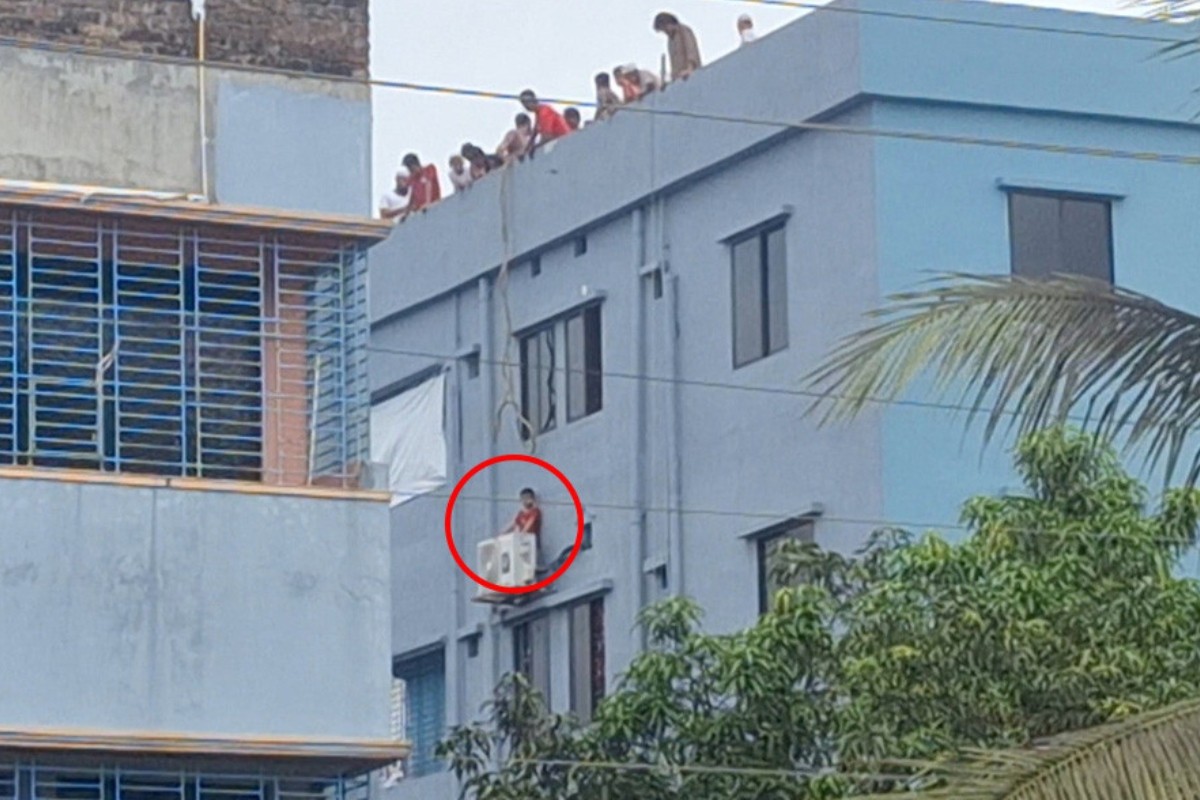 পাঁচতলা ভবনের এসির আউটডোরে আটকে গেল শিশু, অতঃপর…