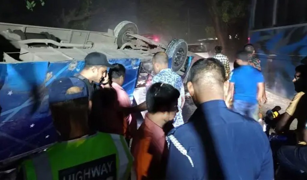 পাবনায় মাঝরাতে বাস উল্টে ১৬ যাত্রী আহত 3 পাবনায় মাঝরাতে বাস উল্টে ১৬ যাত্রী আহত 1760856372 পাবনায় মাঝরাতে বাস উল্টে ১৬ যাত্রী আহত
