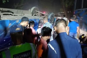 পাবনায় মাঝরাতে বাস উল্টে ১৬ যাত্রী আহত