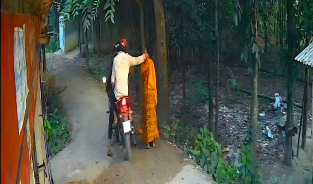 পিস্তল ঠেকিয়ে ছিনিয়ে নেওয়া সেই কানের দুল ছিল ইমিটেশনের 4 পিস্তল ঠেকিয়ে ছিনিয়ে নেওয়া সেই কানের দুল ছিল ইমিটেশনের 1761128834 পিস্তল ঠেকিয়ে ছিনিয়ে নেওয়া সেই কানের দুল ছিল ইমিটেশনের