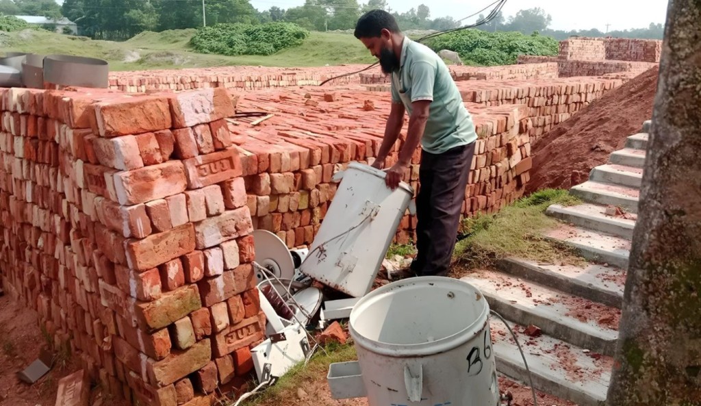 পীরগাছায় এক মাসে ১২ ট্রান্সফরমার চুরি 4 পীরগাছায় এক মাসে ১২ ট্রান্সফরমার চুরি 1760094610 পীরগাছায় এক মাসে ১২ ট্রান্সফরমার চুরি