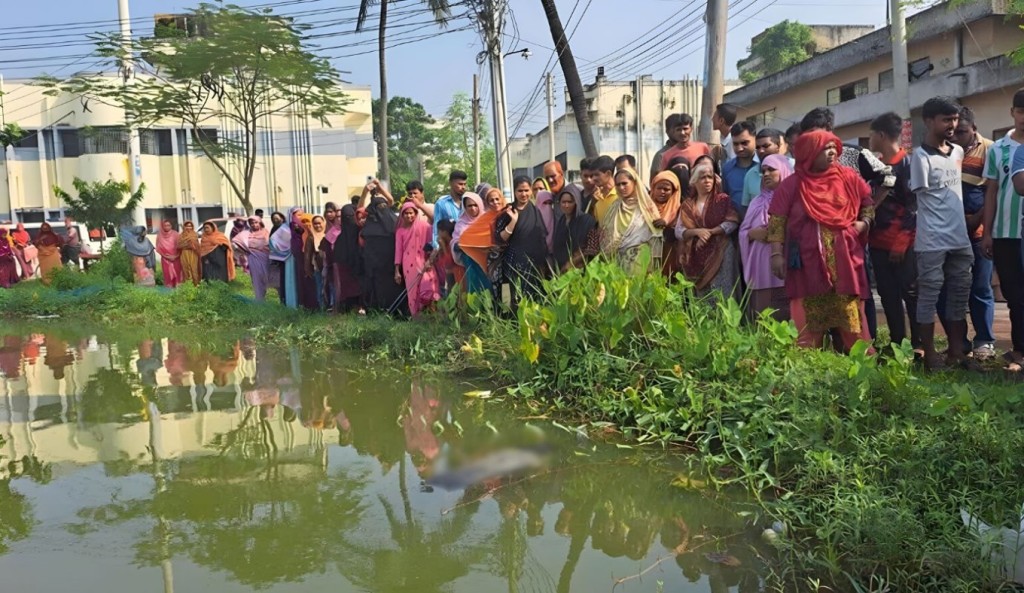 পুকুরপাড় থেকে নারী গ্রাম পুলিশের মরদেহ উদ্ধার 3 পুকুরপাড় থেকে নারী গ্রাম পুলিশের মরদেহ উদ্ধার 1760171898 পুকুরপাড় থেকে নারী গ্রাম পুলিশের মরদেহ উদ্ধার