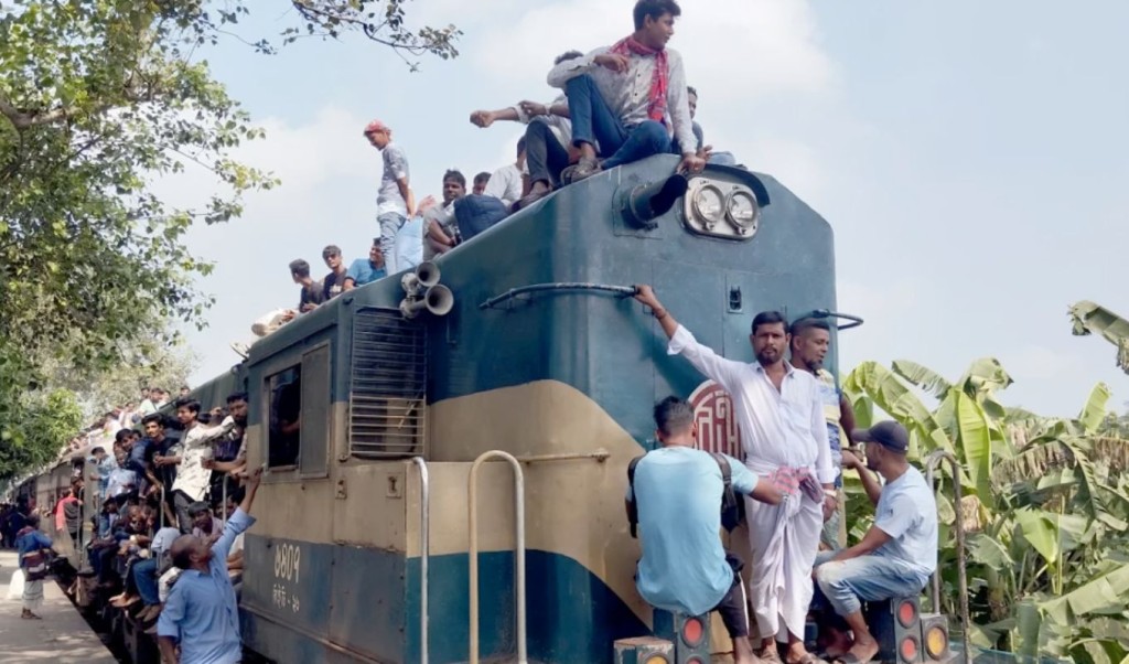 পুরো ট্রেন জুড়ে আজ তিল ধারণের জায়গাটুকুও অবশিষ্ট নেই 4 পুরো ট্রেন জুড়ে আজ তিল ধারণের জায়গাটুকুও অবশিষ্ট নেই 1760766614 পুরো ট্রেন জুড়ে আজ তিল ধারণের জায়গাটুকুও অবশিষ্ট নেই
