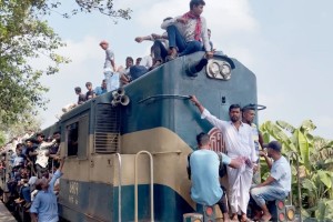 পুরো ট্রেন জুড়ে আজ তিল ধারণের জায়গাটুকুও অবশিষ্ট নেই