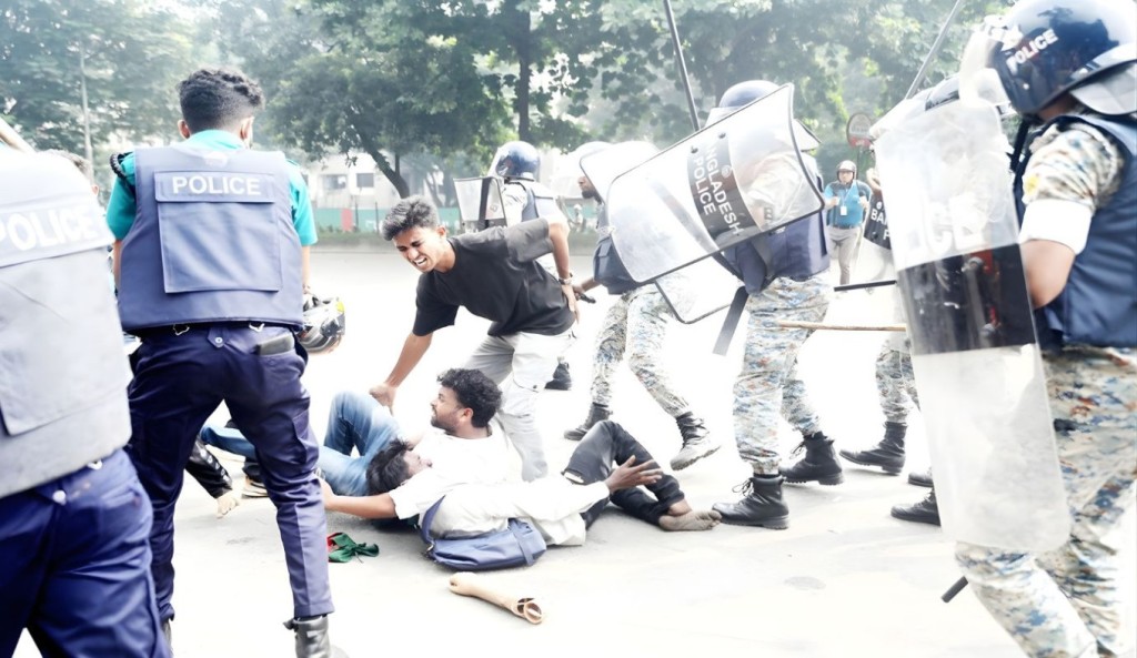 পুলিশ-জুলাই যোদ্ধাদের সংঘর্ষের ঘটনায় আটক ২, একাধিক মামলার প্রস্তুতি 3 পুলিশ জুলাই যোদ্ধাদের সংঘর্ষের ঘটনায় আটক ২ একাধিক মামলার প্রস্তুতি 1760758024 পুলিশ-জুলাই যোদ্ধাদের সংঘর্ষের ঘটনায় আটক ২, একাধিক মামলার প্রস্তুতি