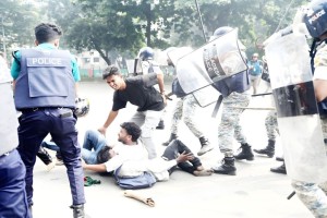 পুলিশ-জুলাই যোদ্ধাদের সংঘর্ষের ঘটনায় আটক ২, একাধিক মামলার প্রস্তুতি