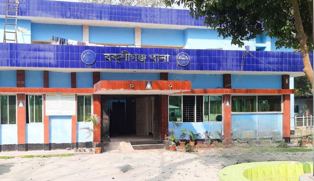 পুলিশের ওপর হামলা করে মাদক ব্যবসায়ীকে ছিনতাই, দুই পুলিশ আহত 4 পুলিশের ওপর হামলা করে মাদক ব্যবসায়ীকে ছিনতাই দুই পুলিশ আহত 1759988905 পুলিশের ওপর হামলা করে মাদক ব্যবসায়ীকে ছিনতাই, দুই পুলিশ আহত