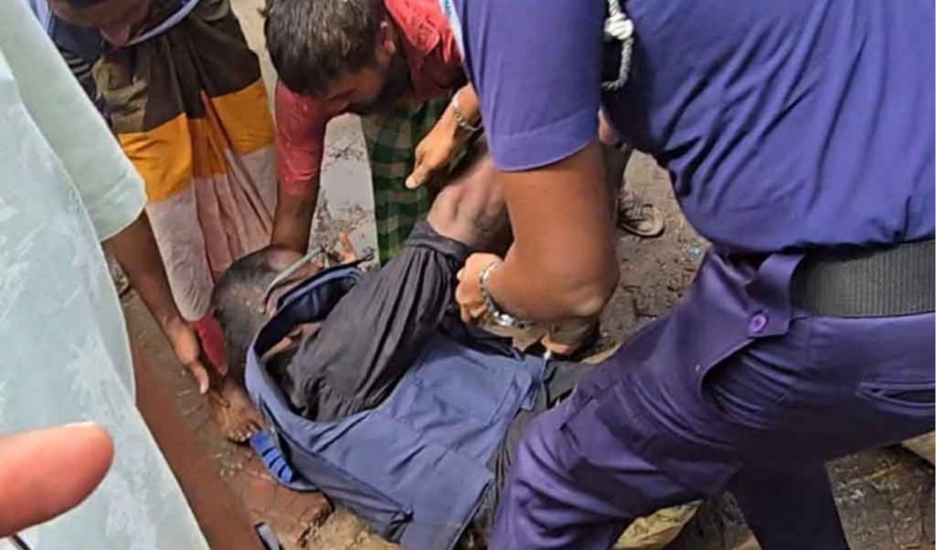 পুলিশের ওপর হামলা করে ২ চাঁদাবাজকে ছিনতাই 5 পুলিশের ওপর হামলা করে ২ চাঁদাবাজকে ছিনতাই 1759575405 পুলিশের ওপর হামলা করে ২ চাঁদাবাজকে ছিনতাই