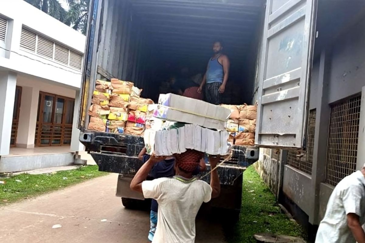 প্রাইমারি স্কুলের নতুন বই বিক্রি হচ্ছে ১৫ টাকা কেজি দরে