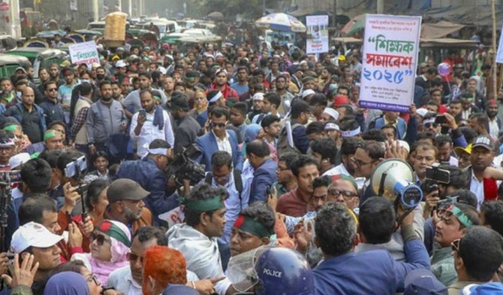 প্রাথমিকের শিক্ষকরা ১১তম গ্রেড নিয়ে অনিশ্চয়তায় 3 প্রাথমিকের শিক্ষকরা ১১তম গ্রেড নিয়ে অনিশ্চয়তায় 1760975379 প্রাথমিকের শিক্ষকরা ১১তম গ্রেড নিয়ে অনিশ্চয়তায়