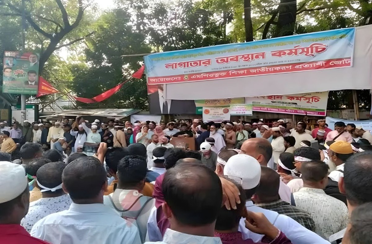 প্রেসক্লাবের সামনে শিক্ষকদের লাগাতার অবস্থান কর্মসূচি শুরু