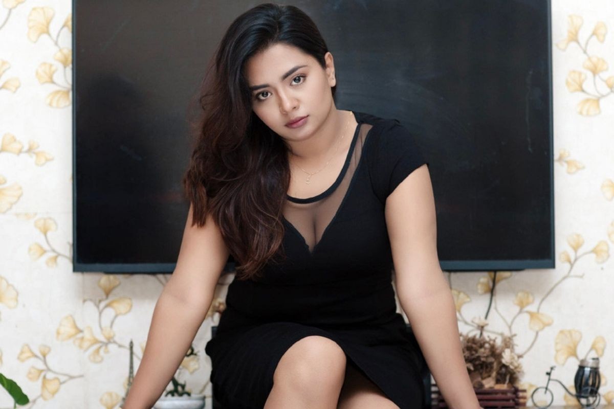 ‘আমাকে বাঁচান পুলিশ পাঠান’ ফেসবুক লাইভে এক অভিনেত্রীর আর্তনাদ