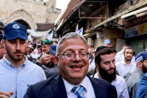 ফ্লোটিলা অধিকারকর্মীদের ফ্লোরে বসিয়ে গালি দিচ্ছেন ইসরায়েলি মন্ত্রী