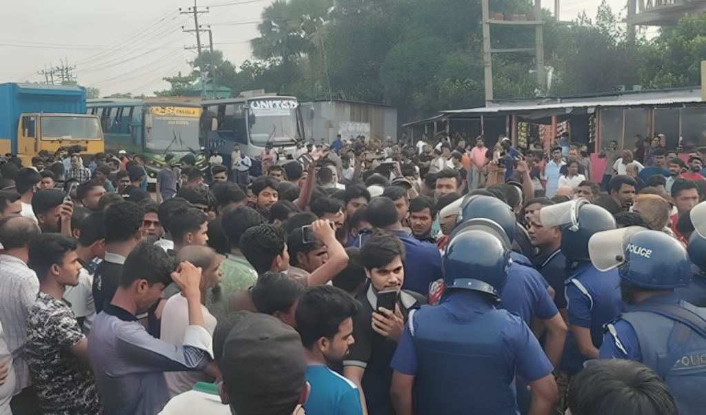 বকেয়া বেতনসহ ১০ দাবিতে মহাসড়কে শ্রমিকদের বিক্ষোভ 4 বকেয়া বেতনসহ ১০ দাবিতে মহাসড়কে শ্রমিকদের বিক্ষোভ 1760342718 বকেয়া বেতনসহ ১০ দাবিতে মহাসড়কে শ্রমিকদের বিক্ষোভ