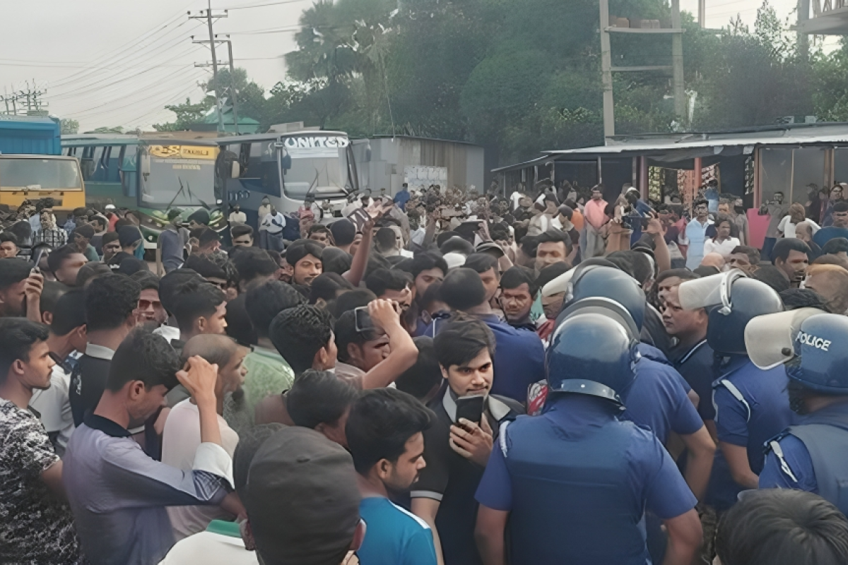 বকেয়া বেতনসহ ১০ দাবিতে মহাসড়কে শ্রমিকদের বিক্ষোভ
